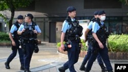 2023年6月2日，警察在香港维多利亚公园巡逻，那里的居民传统上每年都会聚集在一起，哀悼1989年中国天安门广场镇压事件的遇难者。当局禁止在周年纪念日举行抗议活动。