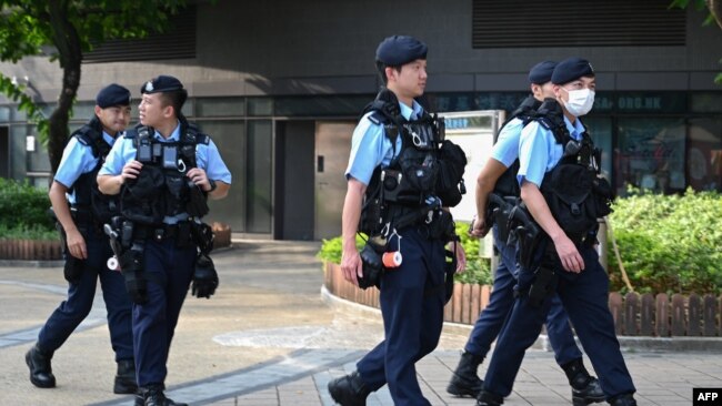 2023年6月2日，警察在香港维多利亚公园巡逻，那里的居民传统上每年都会聚集在一起，哀悼1989年中国天安门广场镇压事件的遇难者。当局禁止在周年纪念日举行抗议活动。