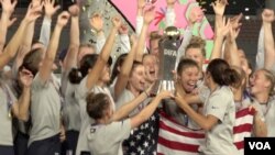 The U.S. women’s team celebrates after winning the World Deaf Football Championship, Oct. 6, 2023. (Dave Grunebaum/VOA)