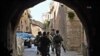 Policías de frontera de Israel patrullan los callejones del barrio árabe de la Ciudad Vieja de Jerusalén.