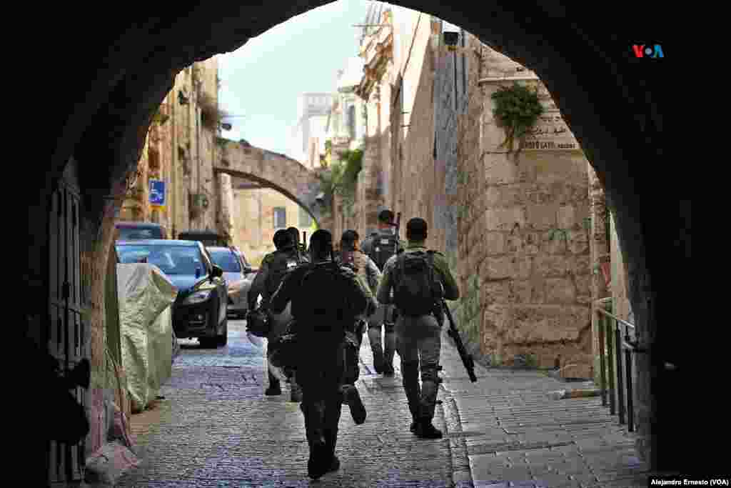 Policías de frontera de Israel patrullan los callejones del barrio árabe de la Ciudad Vieja de Jerusalén.