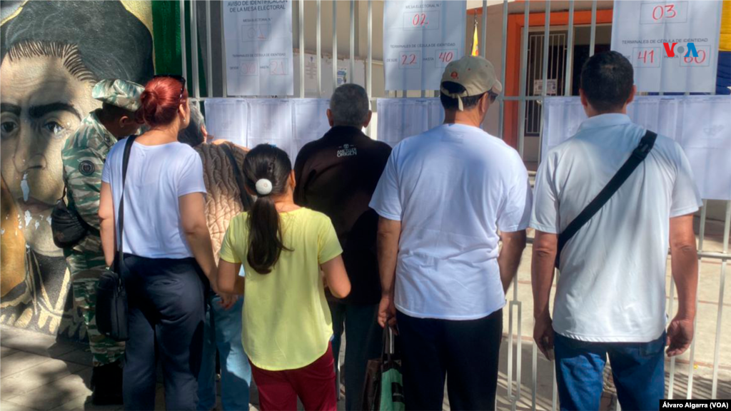 De acuerdo a las autoridades electorales en Venezuela se habilitaron 15.857 centros de votación y 28.027 mesas en los 335 municipios de las 24 entidades federales del país. Los centros están resguardados por más de 300.000 efectivos militares.