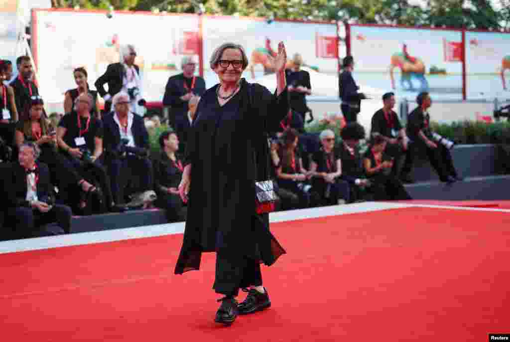 Agnieszka Holland, miembro del jurado, posa en la alfombra roja&nbsp;durante las llegadas a la ceremonia de apertura del 81&ordm; Festival de Cine de Venecia, Italia.