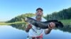 El pescador Mike Sielicki sostiene un pez Cabeza de serpiente del norte, que capturó en Potomac Creek en Fredericksburg, Virginia. (Foto cortesía del entrevistado).