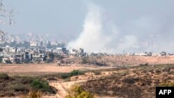গাজা সীমান্ত থেকে তোলা এই ছবিতে দেখা যাচ্ছে, ফিলিস্তিনি ভূখণ্ডে ইসরাইলি হামলার পর ধোঁয়া বের হচ্ছে। (২১ নভেম্বর, ২০২৩)