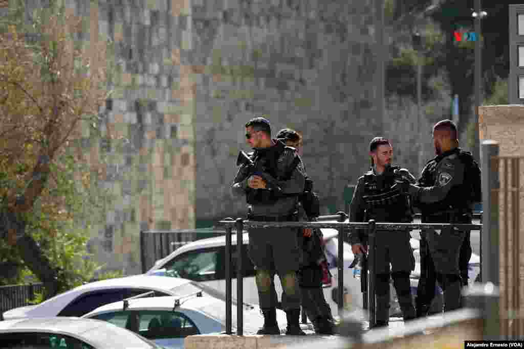 Efectivos de la policía de fronteras de Israel custodian uno de los accesos a la Ciudad Vieja de Jerusalén hoy viernes, día de gran afluencia de árabes a la Explanada de las Mezquitas.