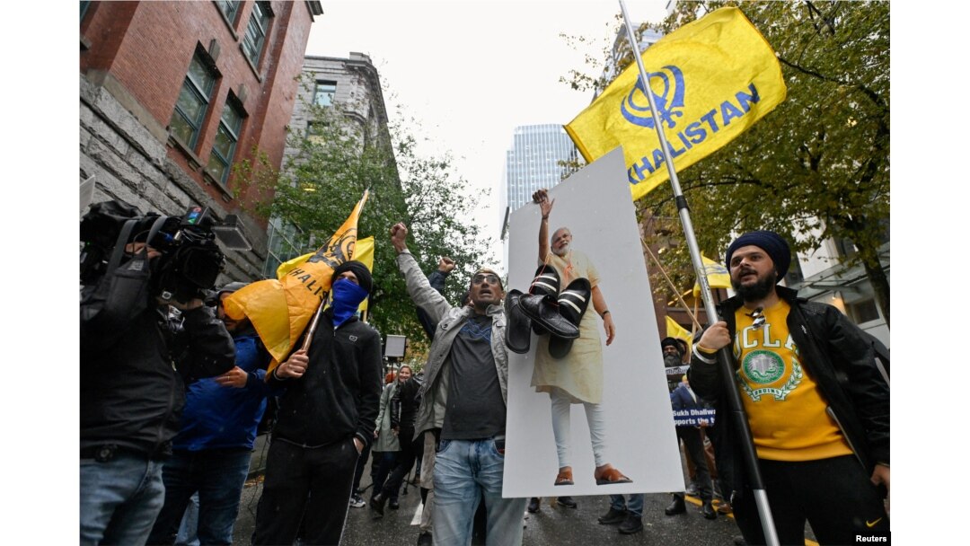 FILE: Demonstran berunjuk rasa di luar konsulat India, seminggu setelah PM Kanada Justin Trudeau mengangkat prospek keterlibatan New Delhi dalam pembunuhan pemimpin separatis Sikh Hardeep Singh Nijjar, di Vancouver, Kanada, 25 September 2023. (REUTERS/Jennifer Gauthier)