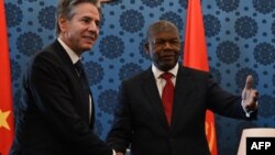 Le secrétaire d'État américain Antony Blinken (G) rencontre le président angolais Joao Lourenco (D) au palais présidentiel de Luanda, le 25 janvier 2024. (Photo par ANDREW CABALLERO-REYNOLDS / POOL / AFP)