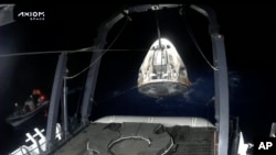 Les équipes de récupération soulèvent la capsule SpaceX Dragon après son amerrissage dans le golfe du Mexique, le 30 mai 2023. (AP)