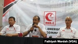 FILE - Presidium Medical Emergency Rescue Committe (MER-C) dari kiri ke kanan: Henry Hidayatullah, Sarbini Abdul Murad, Faried Thalib dalam konferensi pers soal pengiriman tim ke Gaza, Palestina di kantor MER-C , Salemba, Jakarta Pusat,10 Oktober 2023.