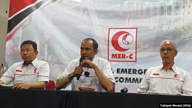 FILE - Presidium Medical Emergency Rescue Committe (MER-C) dari kiri ke kanan: Henry Hidayatullah, Sarbini Abdul Murad, Faried Thalib dalam konferensi pers soal pengiriman tim ke Gaza, Palestina di kantor MER-C , Salemba, Jakarta Pusat,10 Oktober 2023.