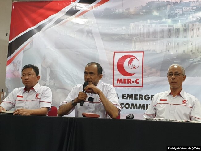 FILE - Dari kiri: Presidium Medical Emergency Rescue Committe (MER-C), Henry Hidayatullah, Sarbini Abdul Murad, Faried Thalib saat konferensi pers soal pengiriman tim ke Gaza, Palestina di kantor MER-C, Salemba, Jakarta Pusat, Selasa (10/10).