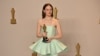 Aktris AS Emma Stone berpose di ruang pers dengan piala Oscar yang diraihnya sebagai Aktris Terbaik untuk perannya dalam film "Poor Things" pada Academy Awards Tahunan ke-96 di Dolby Theatre di Hollywood, California, 10 Maret 2024. (Robyn BECK / AFP)