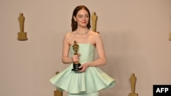 Aktris AS Emma Stone berpose di ruang pers dengan piala Oscar yang diraihnya sebagai Aktris Terbaik untuk perannya dalam film "Poor Things" pada Academy Awards Tahunan ke-96 di Dolby Theatre di Hollywood, California, 10 Maret 2024. (Robyn BECK / AFP)