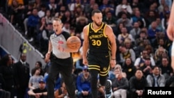 Stephen Curry (30) des Golden State Warriors lors du match de NBA contre les Milwaukee Bucks, USA, le 6 mars 2024.