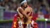 2023年10月1日中国杭州第19届亚运会女子100米栏决赛结束后，中国金牌得主林雨薇(左)拥抱中国选手吴艳妮 (美联社照片)