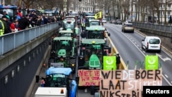 Mart 2023'de, tarım aracıyla sokağa çıkan göstericiler hükümeti protesto etti.