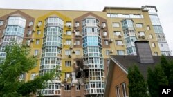 Se ven ventanas rotas y rastros de fuego después de que un dron cayera en un edificio residencial en Voronezh, Rusia, el viernes 9 de junio de 2023.