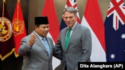 Wakil Perdana Menteri dan Menteri Pertahanan Australia Richard Marles (kanan) berbicara dengan Menteri Pertahanan Prabowo Subianto dalam sebuah pertemuan di Jakarta, Senin, 5 Juni 2023. (Foto: AP/Dita Alangkara)