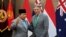 Wakil Perdana Menteri dan Menteri Pertahanan Australia Richard Marles (kanan) berbicara dengan Menteri Pertahanan Prabowo Subianto dalam sebuah pertemuan di Jakarta, Senin, 5 Juni 2023. (Foto: AP/Dita Alangkara)