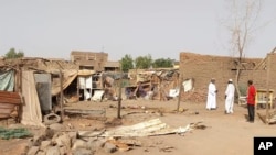 সুদানের খার্তুমের আল্লামাত এলাকায় হামলার পর লোকজন তাদের বাড়ির ধ্বংসস্তূপ পরীক্ষা করছেন; ১ জুন ২০২৩। 
