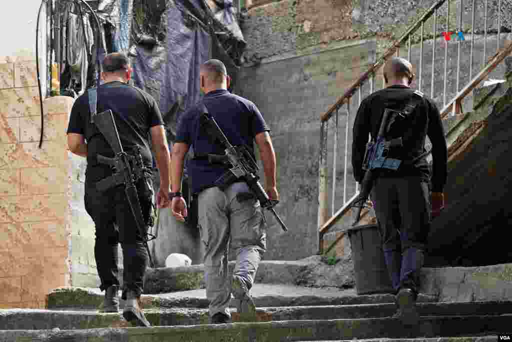 Milicianos de la Brigada Tulkarem patrullan las calles del campo de refugiados palestinos de Nur Shams, en Tulkarem, Cisjordania.