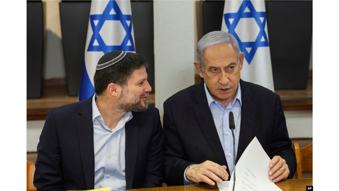 Izraelski premijer Benjamin Netanjahu razgovara sa ministrom finansija Bezalelom Smotričem tokom nedjeljnog sastanka kabineta u Minstarstvu odbrane u Tel Avivu, Izrael, 7. januara 2024.