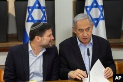 Izraelski premijer Benjamin Netanjahu razgovara sa ministrom finansija Bezalelom Smotričem tokom nedjeljnog sastanka kabineta u Minstarstvu odbrane u Tel Avivu, Izrael, 7. januara 2024.