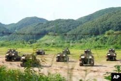 Los obuses autopropulsados K9 del Ejército surcoreano toman posiciones en Paju, Corea del Sur, cerca de la frontera con Corea del Norte, el lunes 19 de agosto de 2024. (Foto AP/Ahn Young-joon)