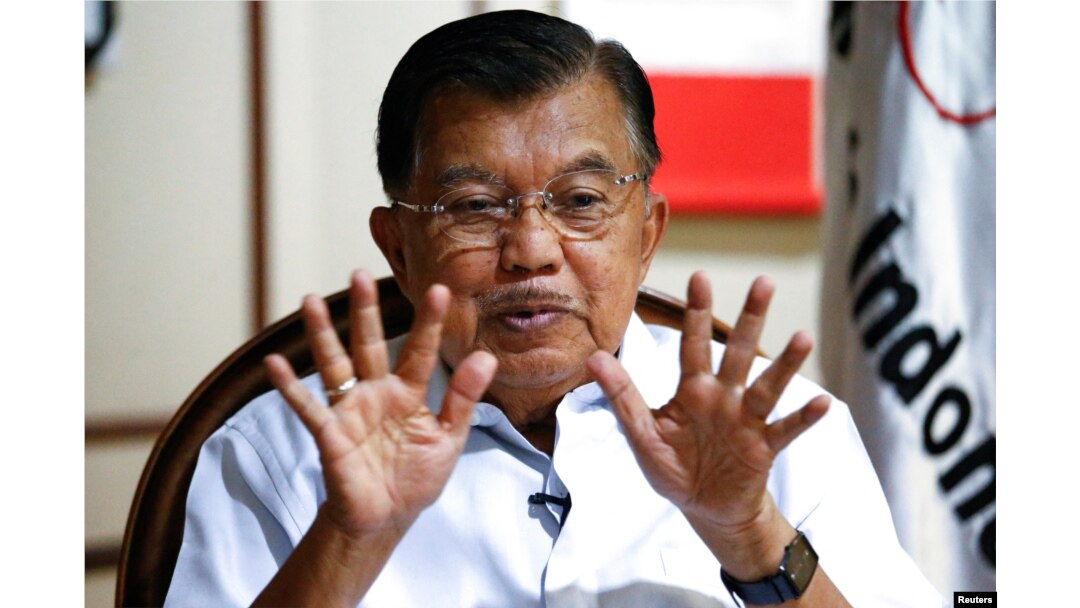 Mantan Wapres ke-10 dan ke-12 Indonesia, Jusuf Kalla, saat diwawancarai di kantornya di Jakarta, 19 Maret 2020. (REUTERS/Ajeng Dinar Ulfiana)
