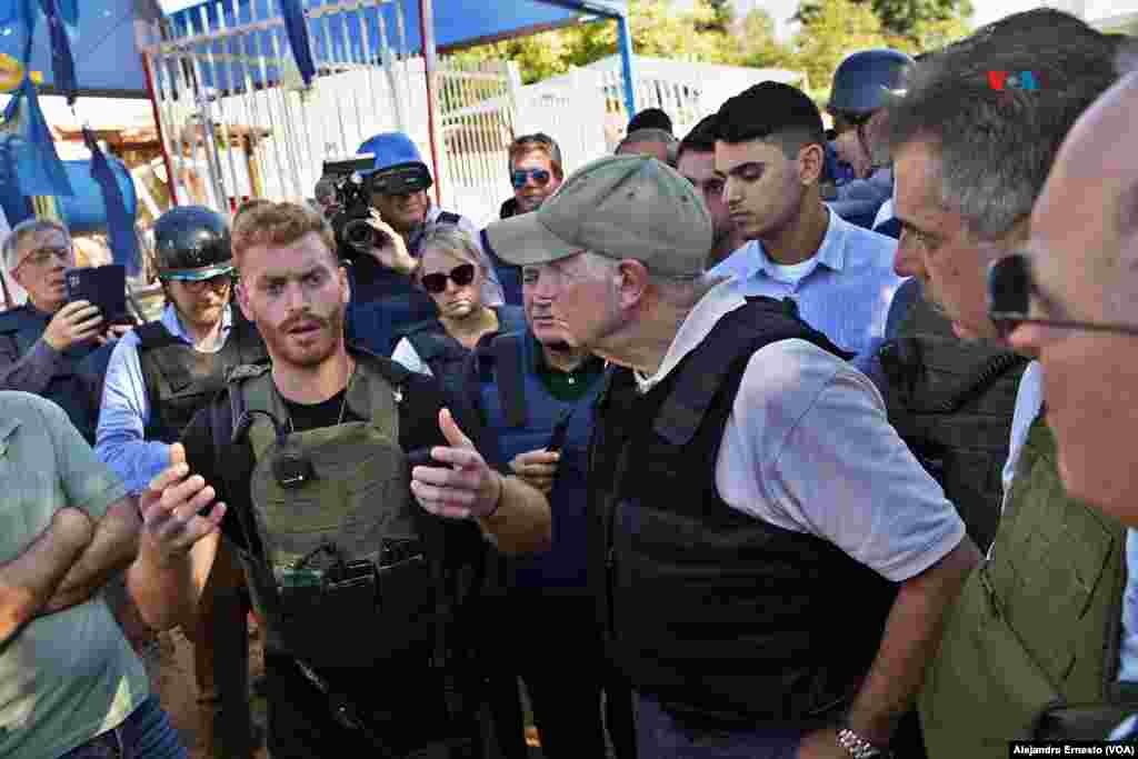 El jefe de la diplomacia europea Joseph Borrell (cen) conversa con un soldado durante un recorrido por el kibutz Be&#39;eri, uno de los más afectados por los ataques de Hamás del pasado 7 de octubre.