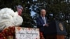 El presidente de Estados Unidos, Joe Biden, indulta un pavo por Acción de Gracias, de nombre Liberty, durante la ceremonia anual en el jardín sur de la Casa Blanca.