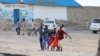 Para kerabat menggotong jenazah seorang perempuan yang tewas dalam serangan di Mogishu, ibu kota Somalia, Sabtu, 3 Agustus 2024. (Foto: Hassan Ali Elmi/AFP)