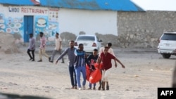 Para kerabat menggotong jenazah seorang perempuan yang tewas dalam serangan di Mogishu, ibu kota Somalia, Sabtu, 3 Agustus 2024. (Foto: Hassan Ali Elmi/AFP)