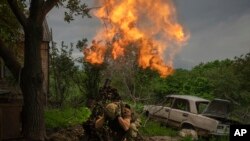 ARCHIVO - Un soldado ucraniano dispara un mortero contra las posiciones rusas en la línea del frente cerca de Bajmut, región de Donetsk, Ucrania, el 28 de mayo de 2023.