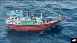 美国中央司令部公布的这幅没有标明日期的照片显示一艘装载着伊朗制造的导弹部件，行驶在阿拉伯海，并前往也门胡塞武装控制区的船