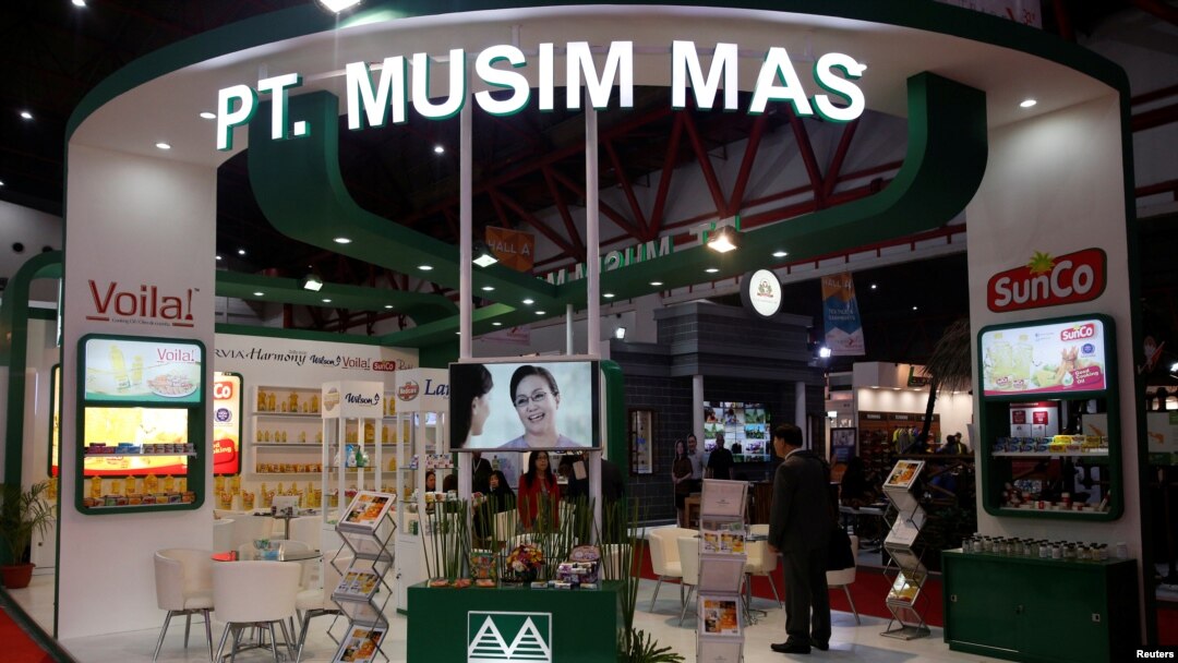 Stan PT.Musim Mas di sebuah pameran dagang di Jakarta, 12 Oktober 2016. (REUTERS/Darren Whiteside)