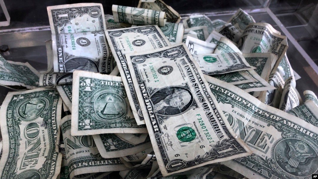 ILUSTRASI - Kotak tip berisi lembaran uang kertas satu dolar AS di New York, 3 April 2019. (AP/Mark Lennihan, File)