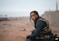 Aktris Zoe Saldana dalam serial "Special Ops: Lioness." (dok: Lynsey Addario/Paramount+ via AP)