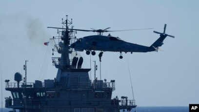 Helikopteri ul marinsat në bordin e luftëanijes gjatë stërvitjes në det