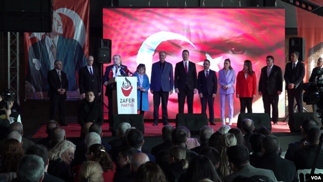 Zafer Partisi lideri Özdağ İzmir büyükşehir ve ilçe belediye başkan adaylarını duyurarak sahneye davet etti.