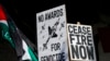 Para demonstran membawa poster yang berisi seruan untuk gencatan senjata di Gaza dalam aksi protes di Hollywood di dekat area tempat perhelatan Oscar ke-96 digelar di Los Angeles, pada 10 Maret 2024. (Foto: AP/Etienne Laurent)