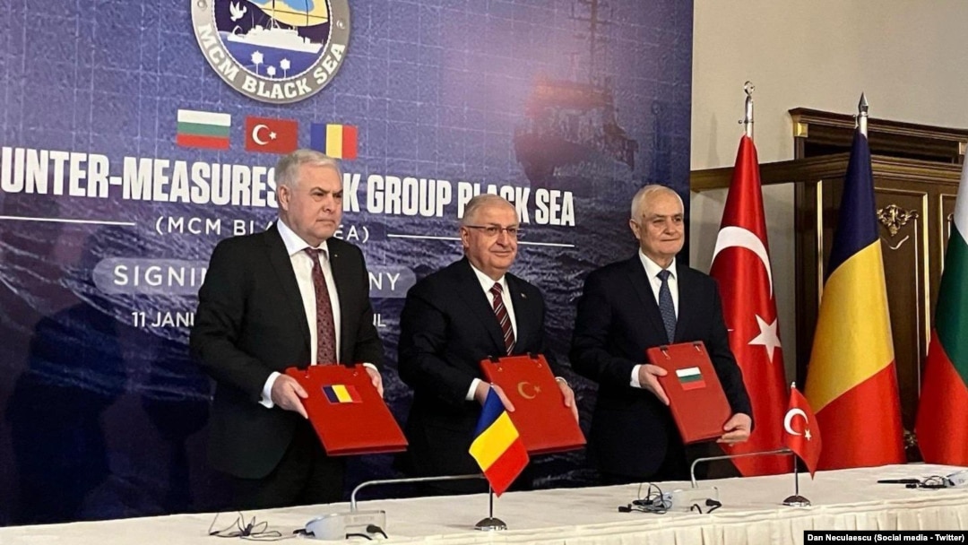 İstanbul'daki Kalender Kasrı'nda düzenlenen törende Milli Savunma Bakanı Yaşar Güler, Romen mevkidaşı Angel Tilvar ve Bulgaristan Savunma Bakan Yardımcısı Atanas Zapryanov, mutabakat zaptına imza attı.