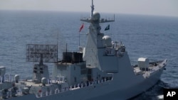 Sebuah kapal perang China dalam latihan bersama angkatan laut di Laut Arab, lPakistan, 13 Februari 2023. Dua kapal perang China telah melakukan kunjungan pertama ke pangkalan Angkatan Laut Kamboja. (Foto: Ilustrasi/AP)