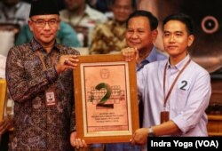 Pasangan Prabowo Subianto dan Gibran Rakabuming Raka mendapatkan nomor urut 2, Selasa (14/11), untuk bersaing di Pilpres 2024 mendatang. (VOA/Indra Yoga)