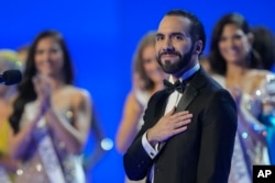 El presidente de El Salvador, Nayib Bukele, asiste al 72º concurso de belleza Miss Universo en San Salvador, El Salvador, el sábado 18 de noviembre de 2023. (Foto AP/Moises Castillo)