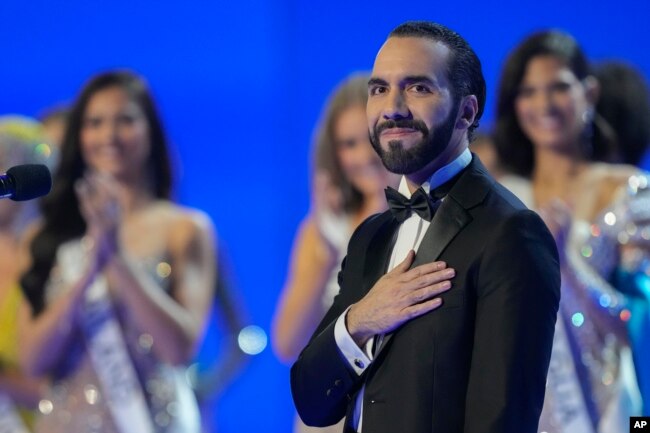 El presidente de El Salvador, Nayib Bukele, asiste al 72º concurso de belleza Miss Universo en San Salvador, El Salvador, el sábado 18 de noviembre de 2023. (Foto AP/Moises Castillo)