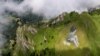 Foto udara karya seni lukisan di atas tanah yang menggambarkan seorang anak, oleh seniman Swiss-Prancis SAYPE, tampak di wilauah pegunungan Alpen di Chamossiare di Villars-sur-Ollon, Swiss. (Reuters)