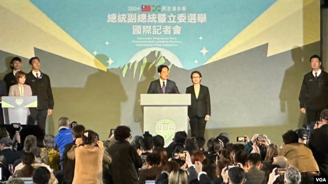 台湾民进党总统候选人赖清德和他的竞选搭档萧美琴举行国际记者会。