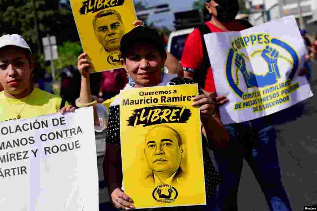 Una mujer sostiene un cartel pidiendo la liberación de Mauricio Ramírez Landaverde, exministro de Seguridad de El Salvador, capturado en septiembre de 2021.